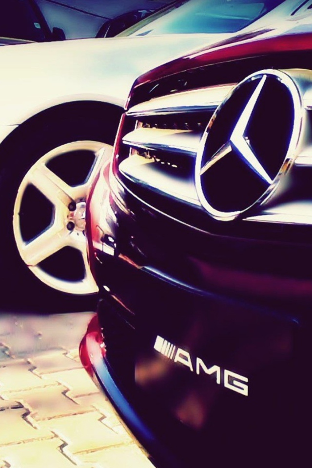 Радиаторная решетка вишневого Mercedes-Benz