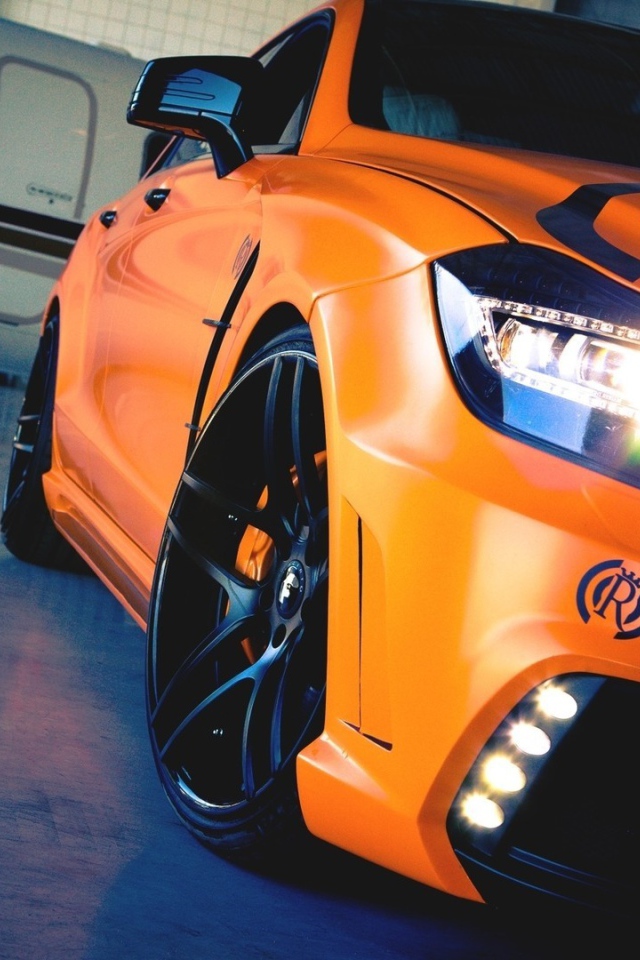 Фара оранжевого Mercedes-Benz