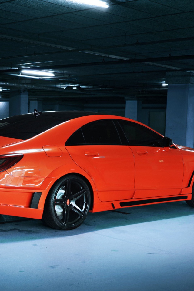 Оранжевый Mercedes на парковке