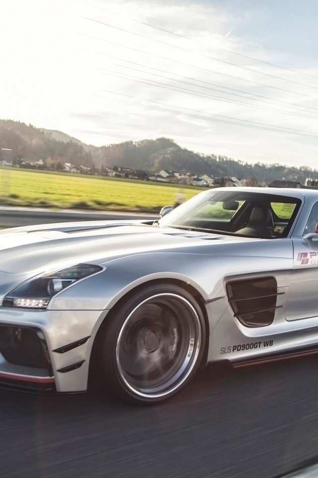 Быстрый серебристый Mercedes-Benz SLS AMG