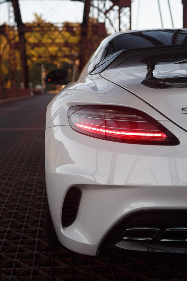 Вид сзади на белый Mercedes SLS