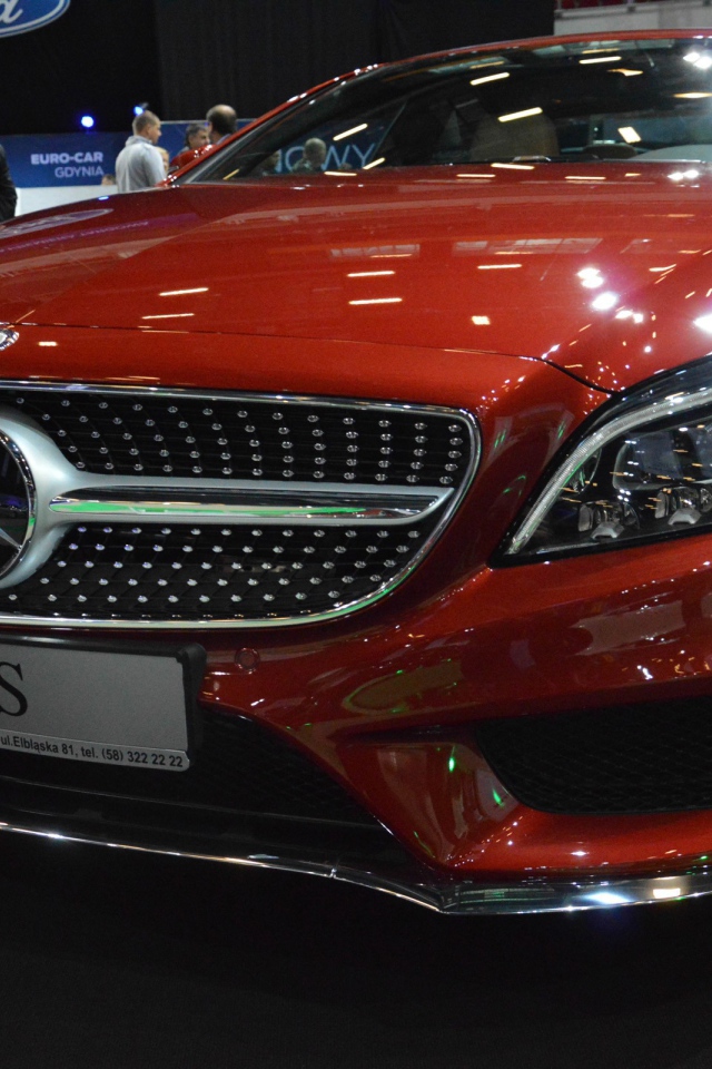 Красный Mercedes-Benz CLS на автосалоне