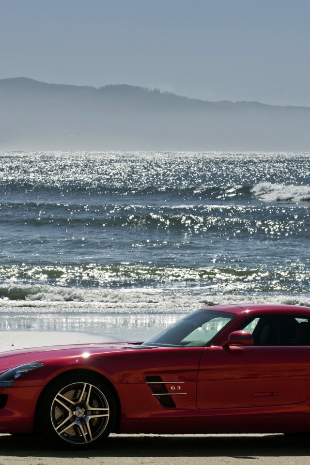 Красный Мерседес на песке пляжа