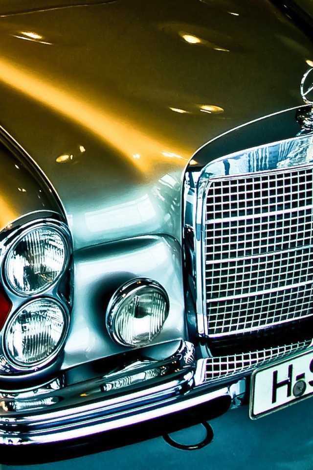 Серебристый Mercedes-Benz 300 SEL 6.3