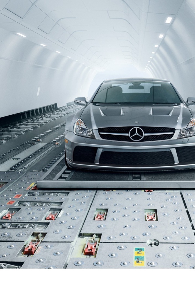 Серебристый Mercedes-Benz в транспортном самолете