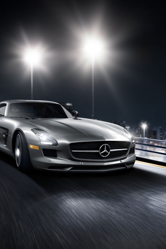 Серебристый спортивный Мерседес на повороте