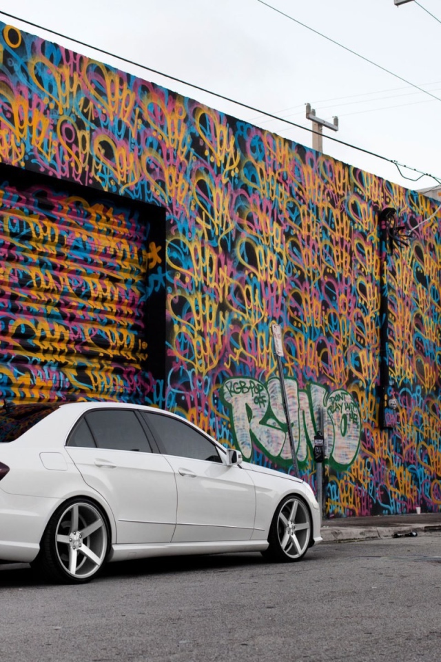 Белый Mercedes-Benz у раскрашенного гаража