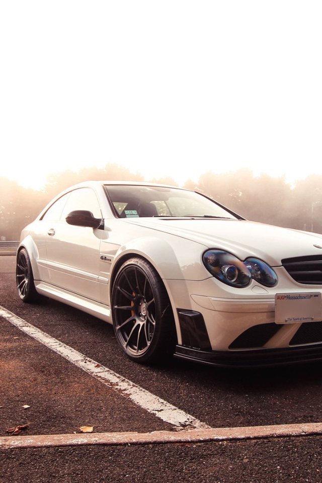 Белый Mercedes-Benz на парковке