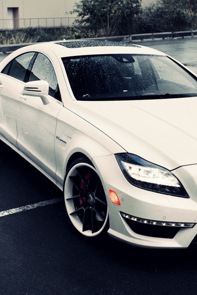 Белый супер автомобиль Mercedes-Benz