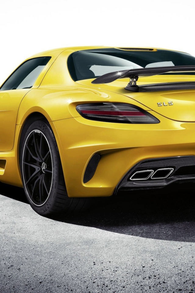 Желтый спортивный Mercedes-Benz