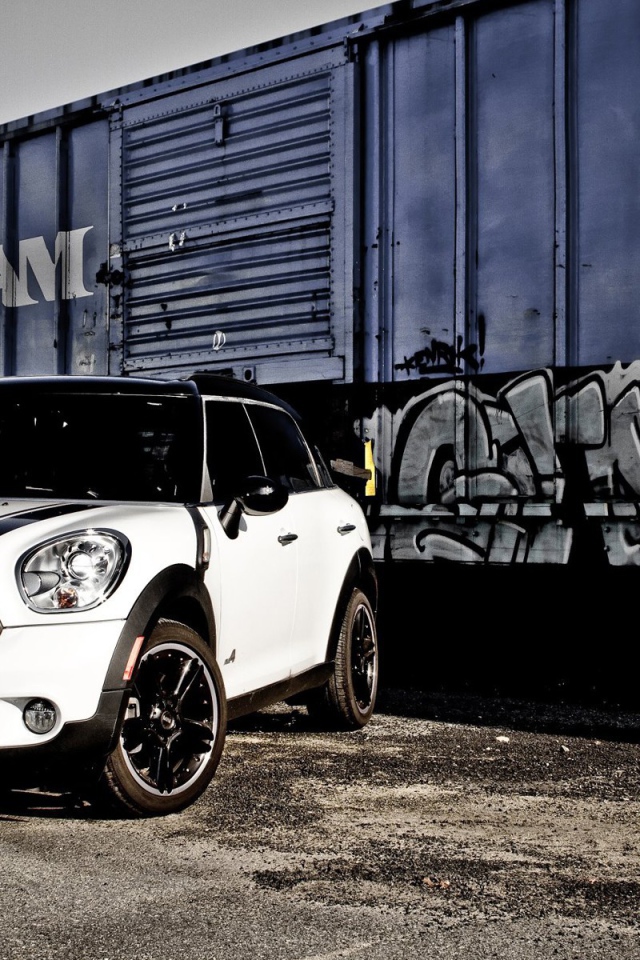 Белый Mini Cooper возле железной дороги