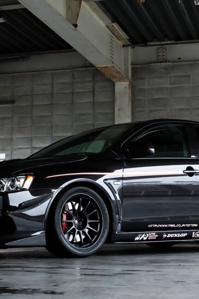 Черный Mitsubishi Lancer Evo X в гараже