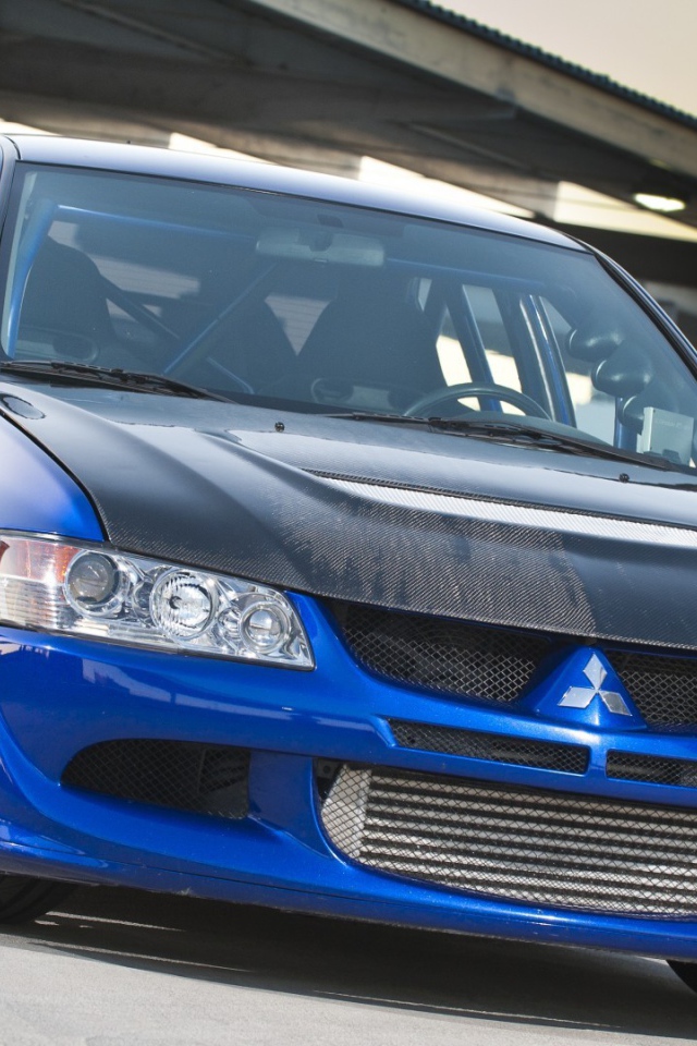 Голубой спортивный Mitsubishi Lancer Evolution IX