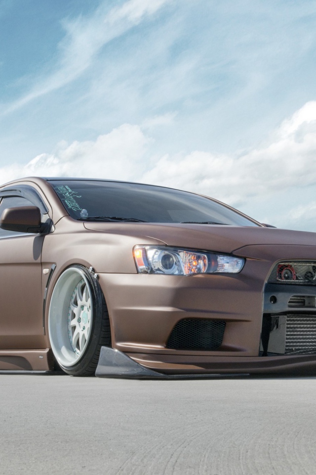 Автомобиль Mitsubishi Lancer Evo X шоколадного цвета