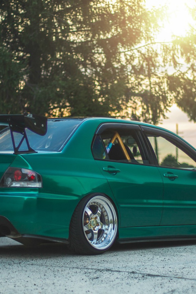 Темно зеленый Mitsubishi Lancer Evolution IX