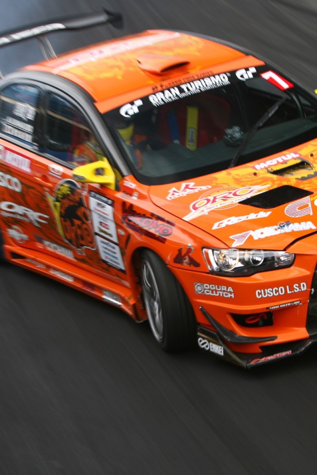 Дрифт оранжевого Mitsubishi Lancer на треке