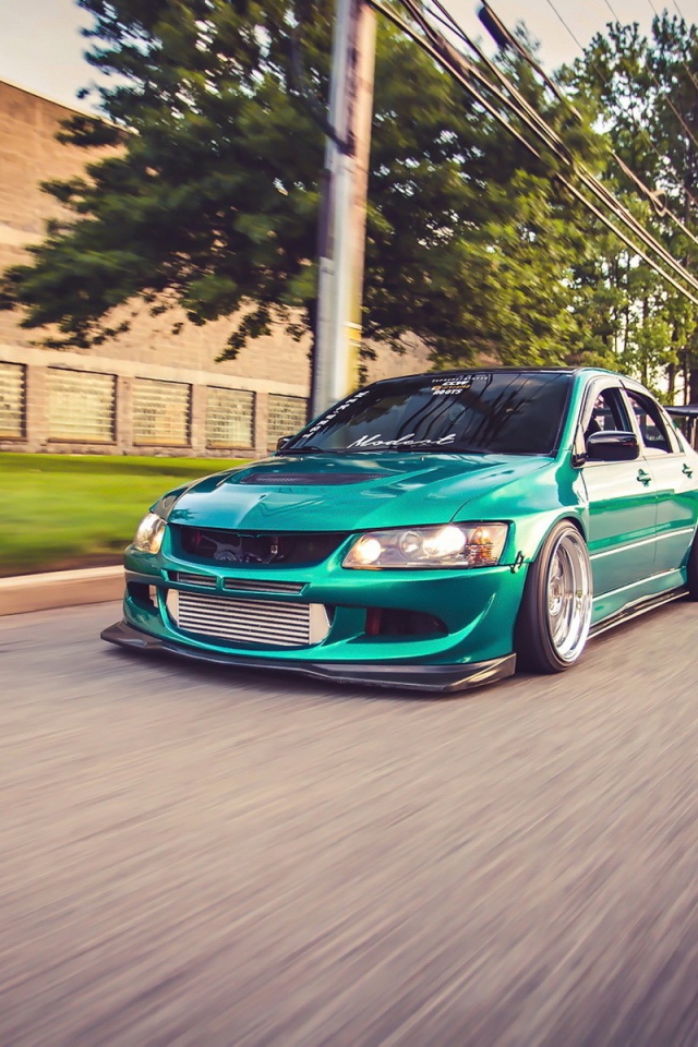 Быстрый зеленый Mitsubishi Lancer Evo X