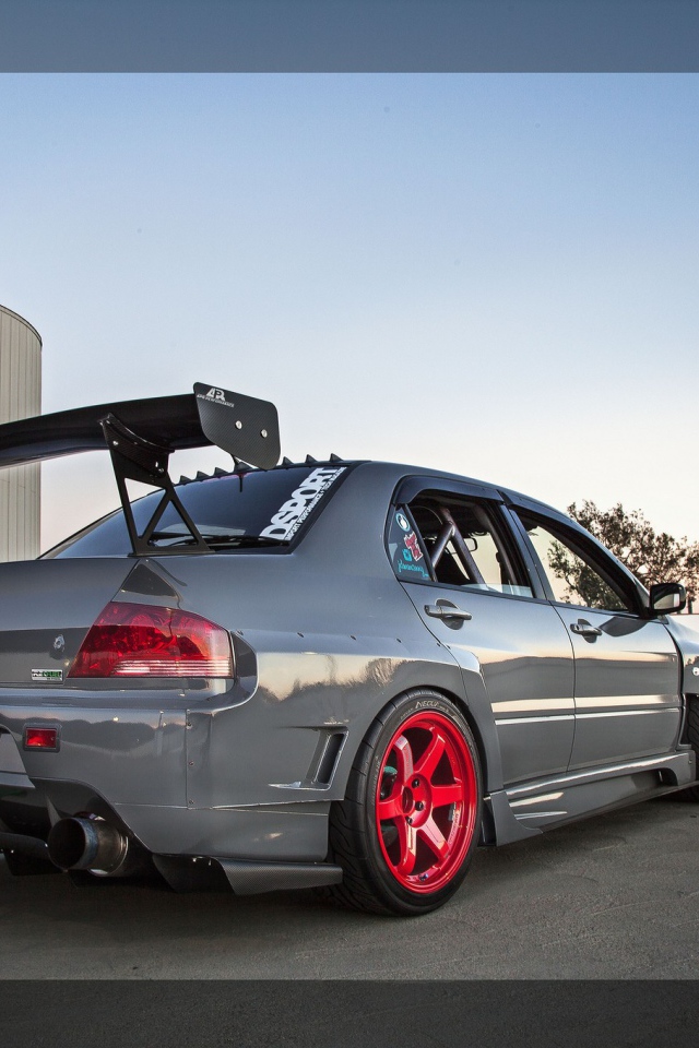 Серый автомобиль Mitsubishi Lancer Evo X