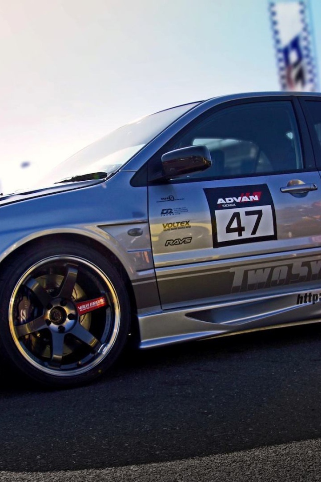 Серый спортивный Mitsubishi Lancer Evo X