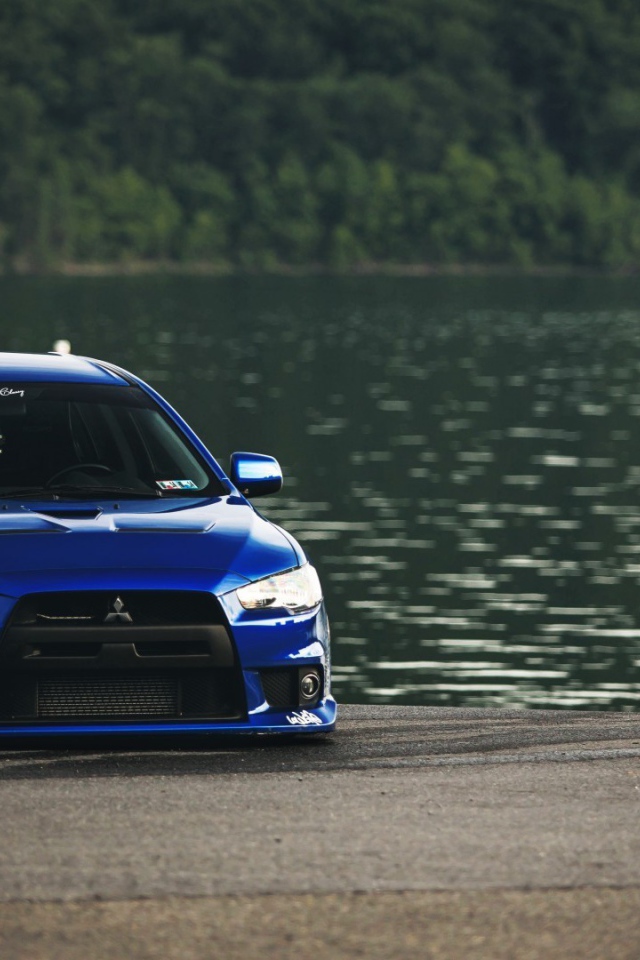 Mitsubishi Lancer Evo X голубого цвета у водоема