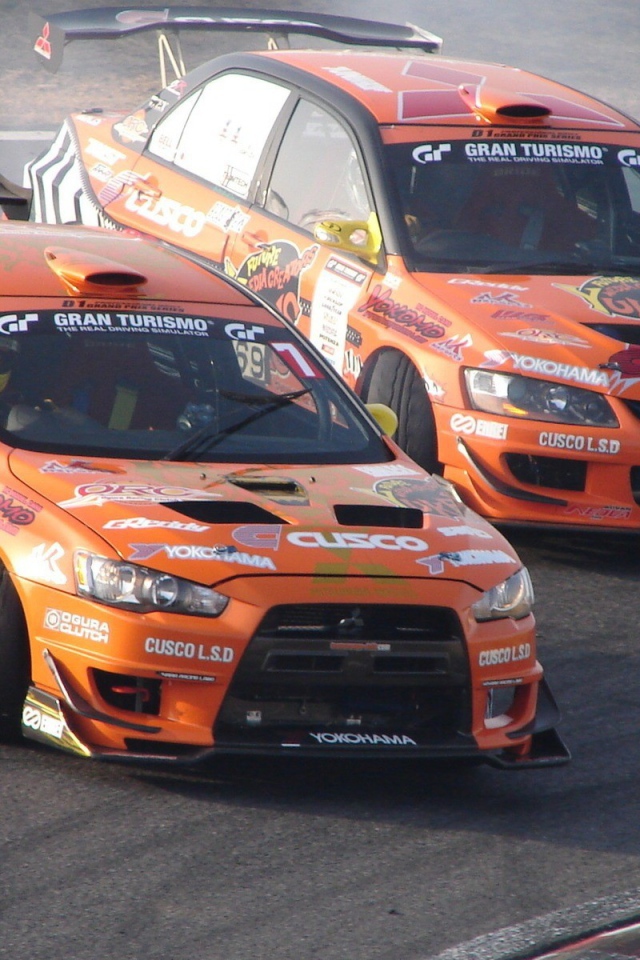 Два гоночных спортивных Mitsubishi Lancer Evolution IX