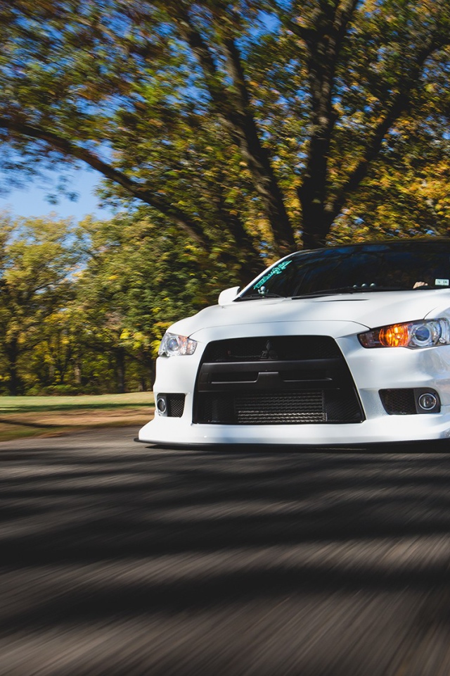 Белый Mitsubishi Lancer Evo X на дороге