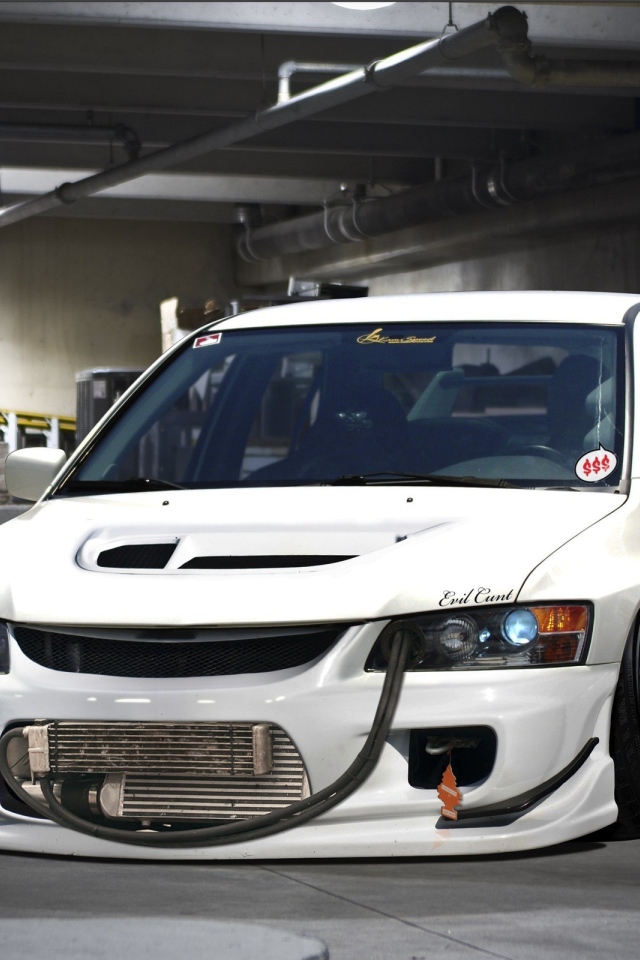 Белый Mitsubishi с низкой посадкой