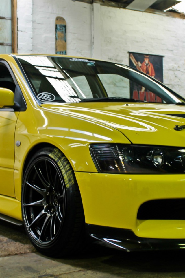Желтый Mitsubishi Lancer Evolution