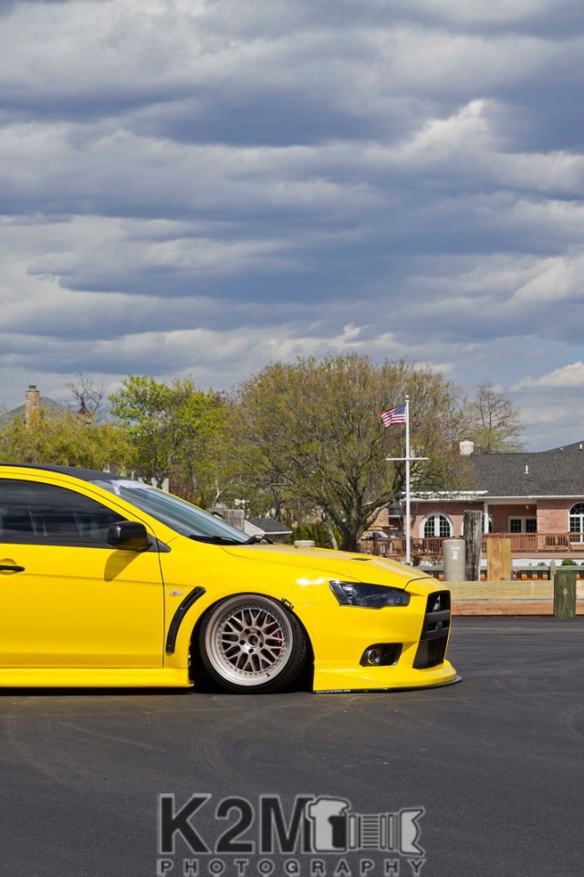 Желтый автомобиль Mitsubishi Lancer Evo X