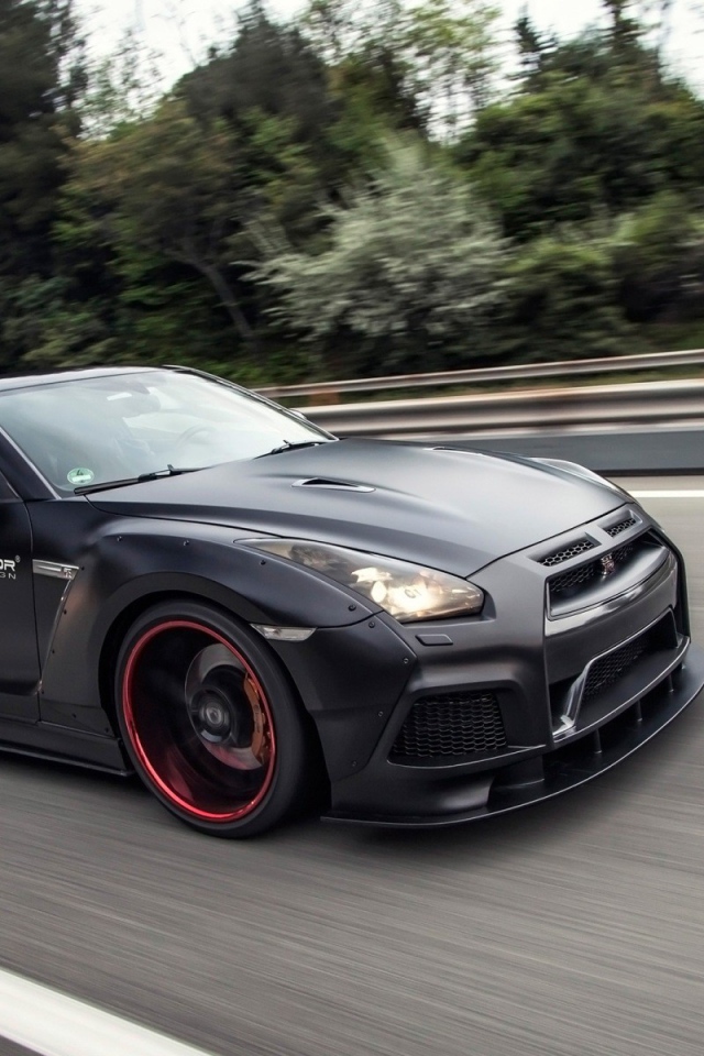 Черный Nissan GT-R PD750 Widebody мчится по шоссе