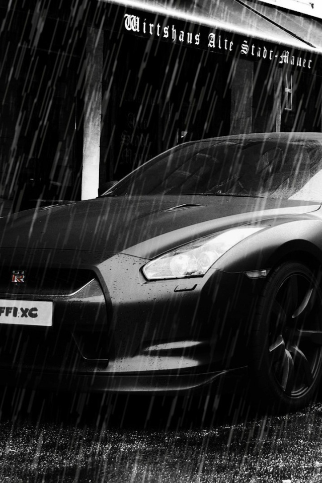 Черный Nissan GT-R под дождем