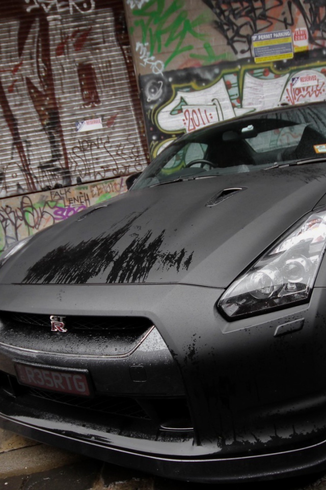 Черный Nissan GT-R с открытой дверью