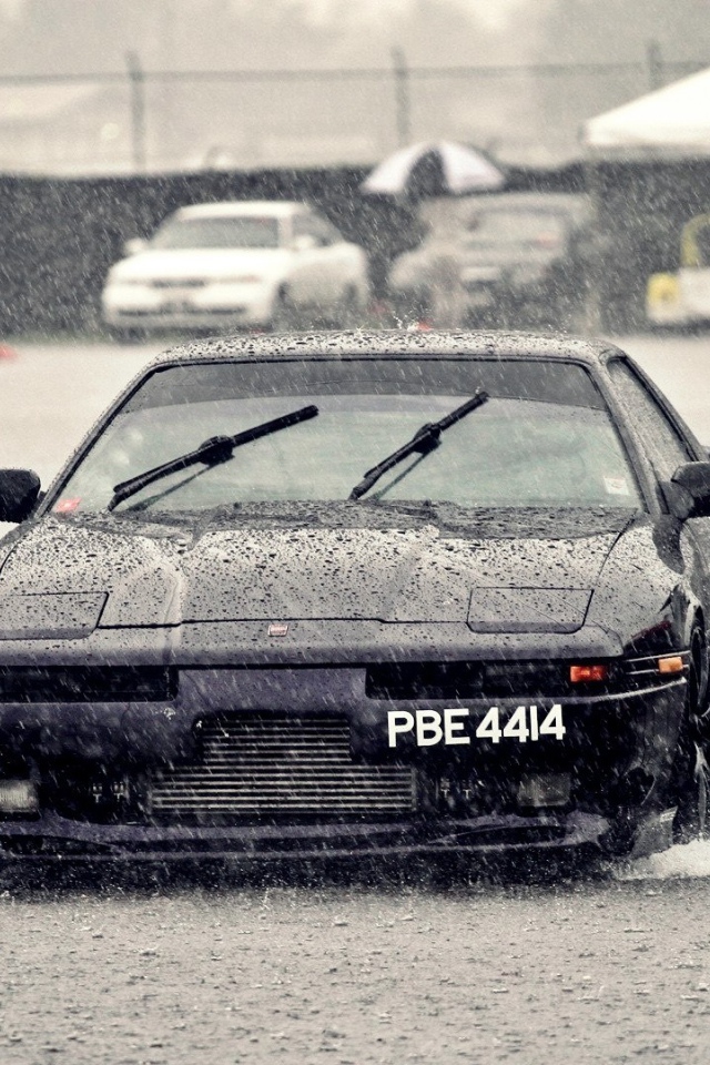 Черный Nissan под дождем
