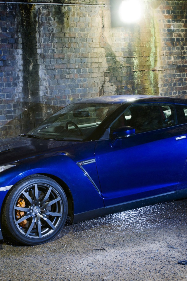 Синий Nissan GT-R среди каменных джунглей