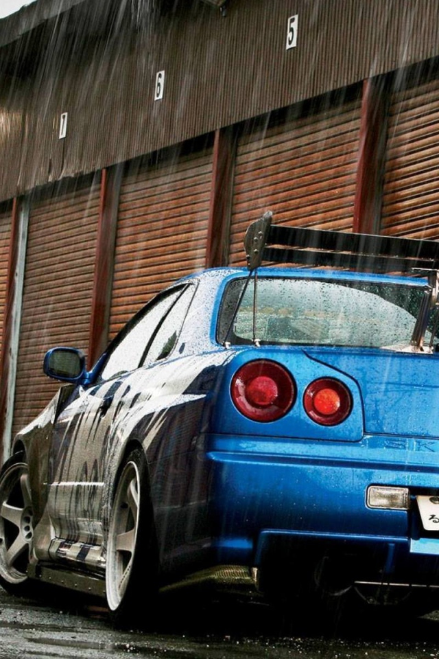 Синий Nissan Skyline GT-R R34 во время дождя