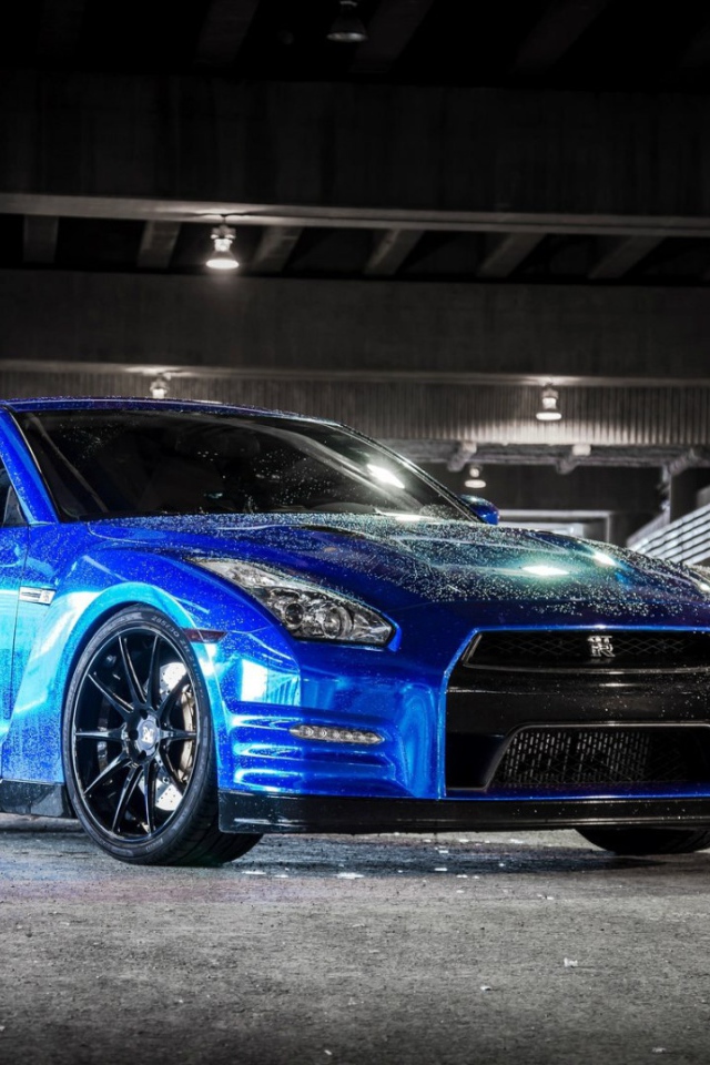 Синий автомобиль Nissan GT-R