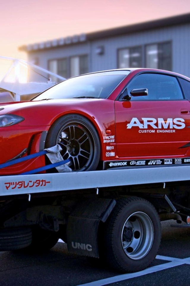 Автомобиль Nissan Silvia S15 на эвакуаторе
