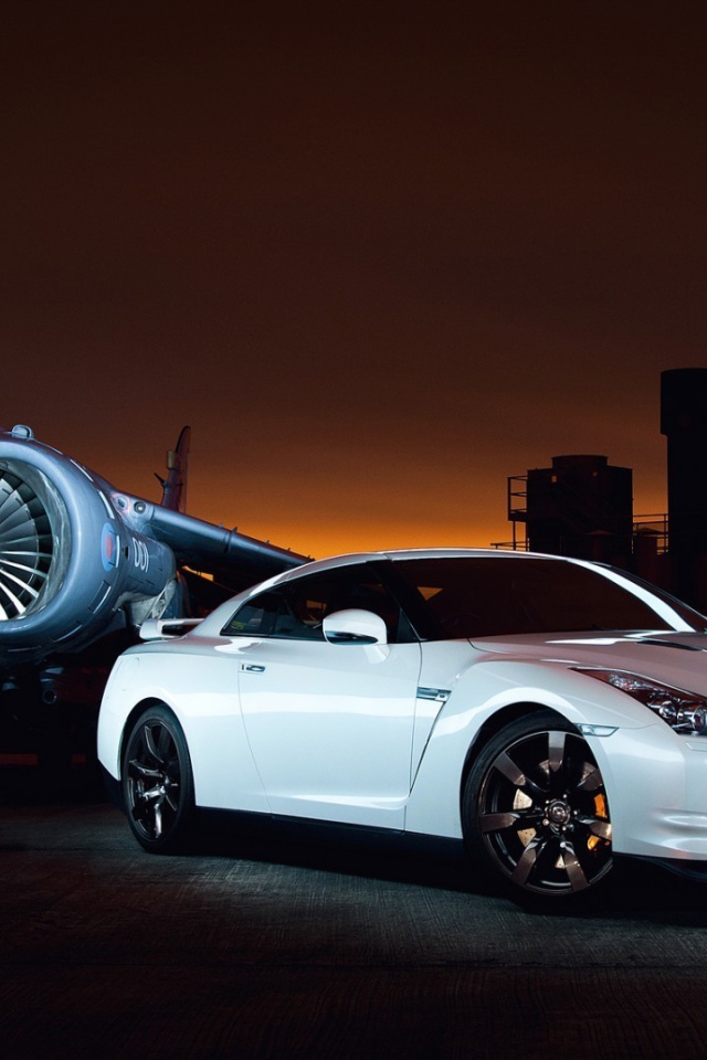 Истребитель и белый Nissan GT-R