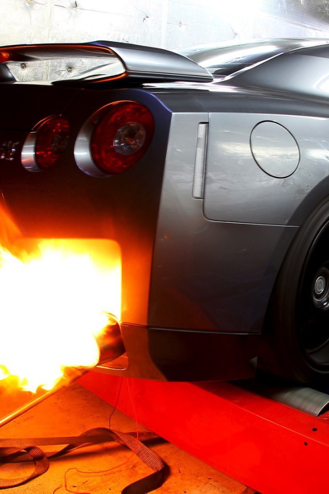 Огненный выхлоп автомобиля Nissan GT-R