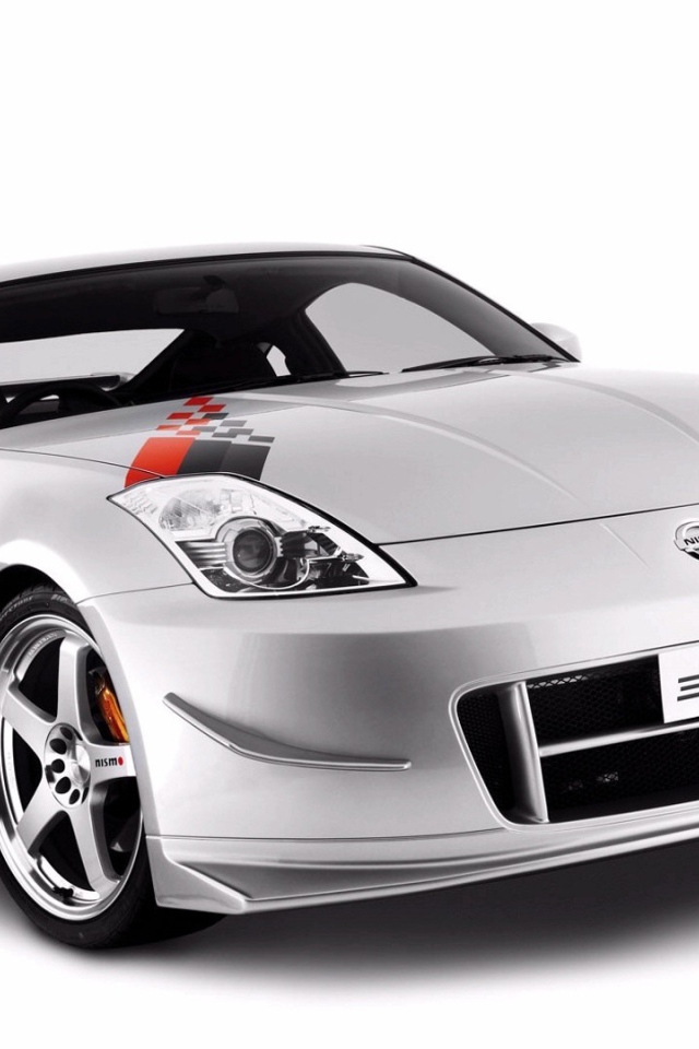 Серый Nissan 350Z на белом фоне