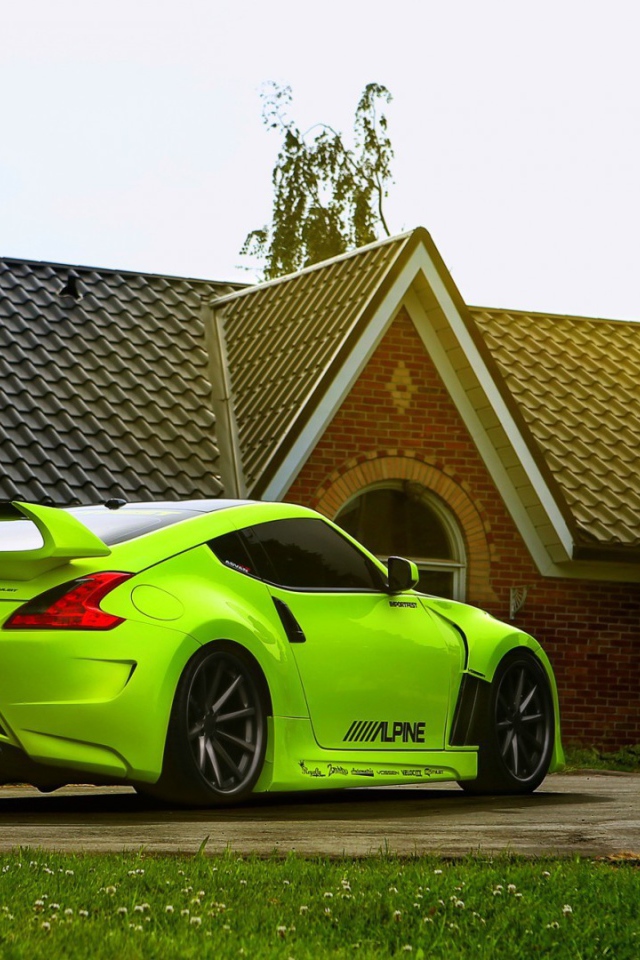 Зеленый Nissan 370Z у дома