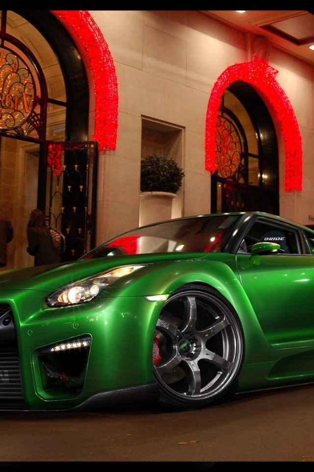 Зеленый Nissan GT-R у входа в отель