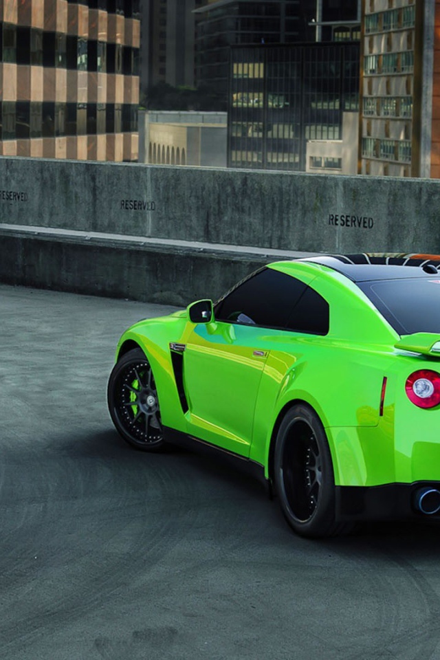 Зеленый Nissan GT-R на гоночной трассе