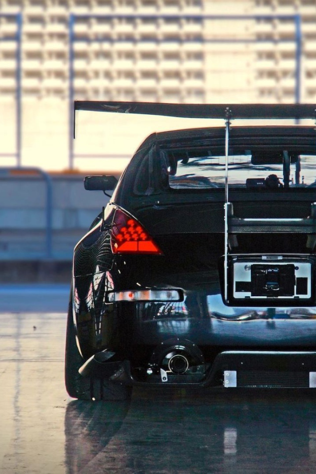 Автомобиль Nissan 350Z в гараже