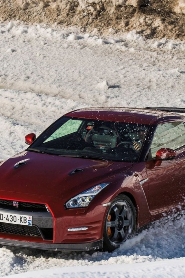 Дрифт красного Nissan по снегу