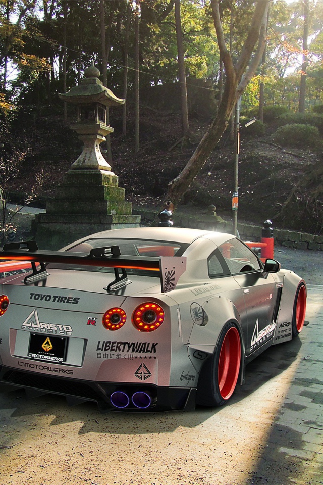 Nissan GT-R на въезде в парк