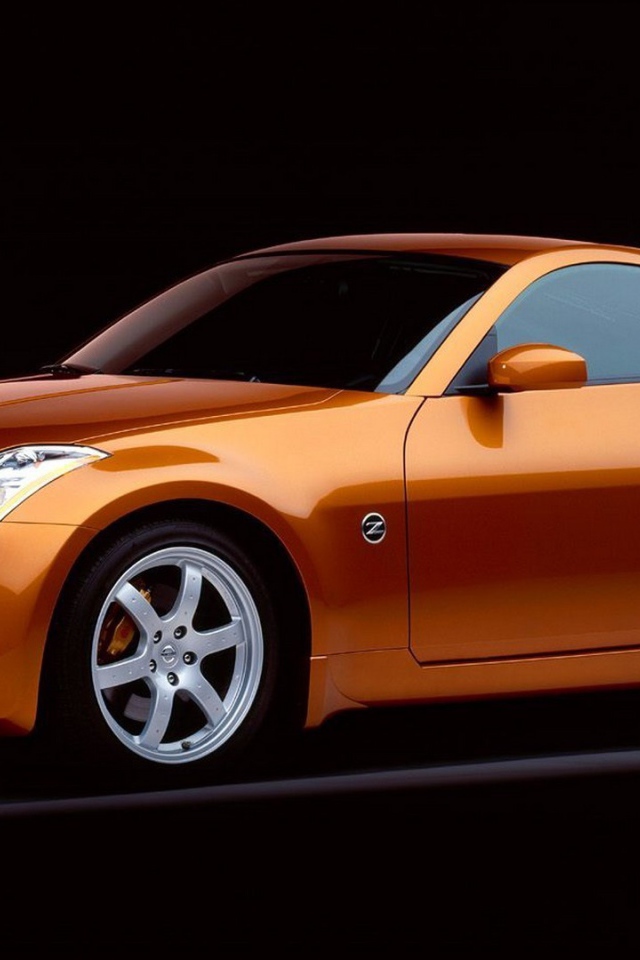 Оранжевый Nissan 350Z на черном фоне
