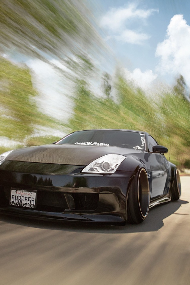 Быстрый черный Nissan 350Z