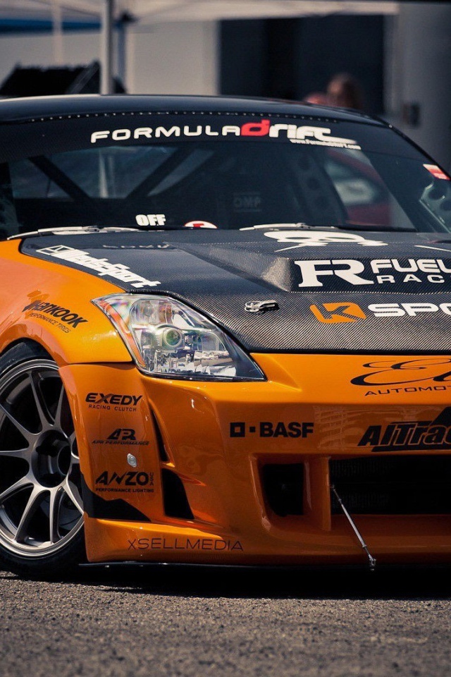 Гоночный Nissan 350Z оранжевого цвета