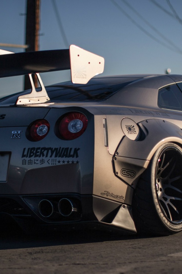 Гоночный Nissan GT-R